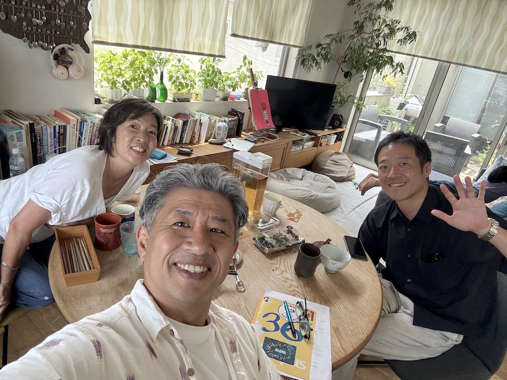 茅ヶ崎の自宅で、仕事仲間とテーブルを囲んだクリエイティブランチ会議の様子