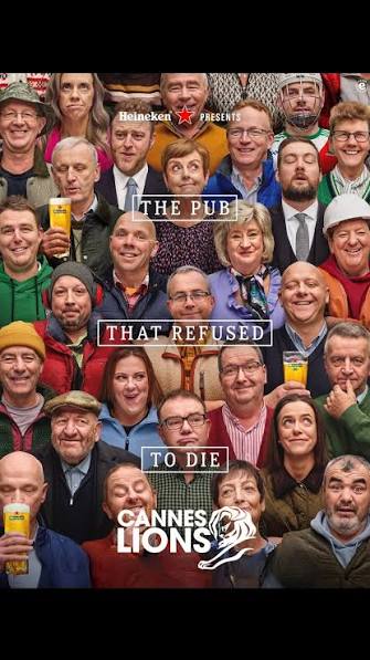 ハイネケンのドキュメンタリー映画「The Pub That Refused To Die」のポスター。大勢の村の人たちが肩を寄せ合って並び、何人かがビールのグラスを手にしている。中央に映画の題名が置かれ、下にカンヌライオンズのロゴが入っている。
