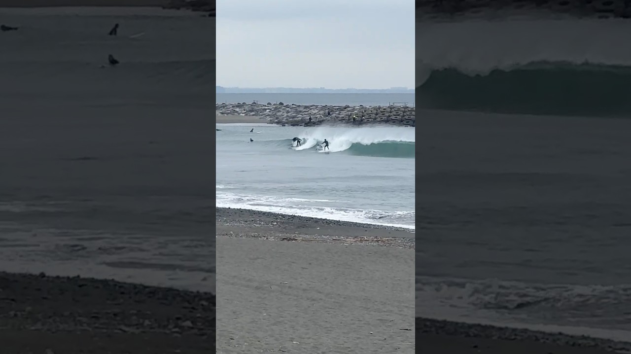 10月5日10時前の湘南茅ヶ崎の海。砂浜から沖に向かって撮った写真で、崩れている波の奥に豆粒ほどのサーファーが数人写っている