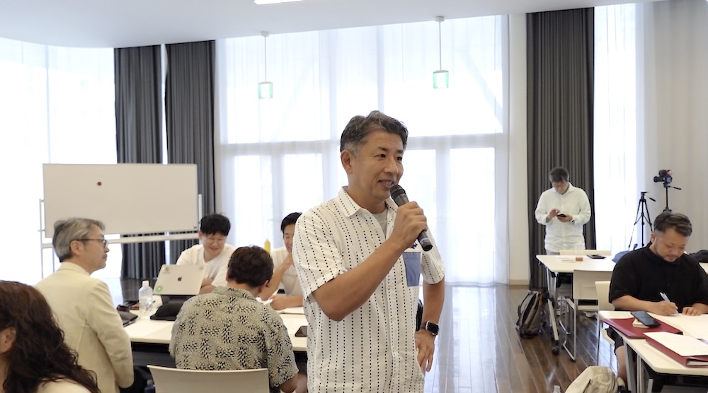 ワークショップで参加者に話しかける長澤宏樹